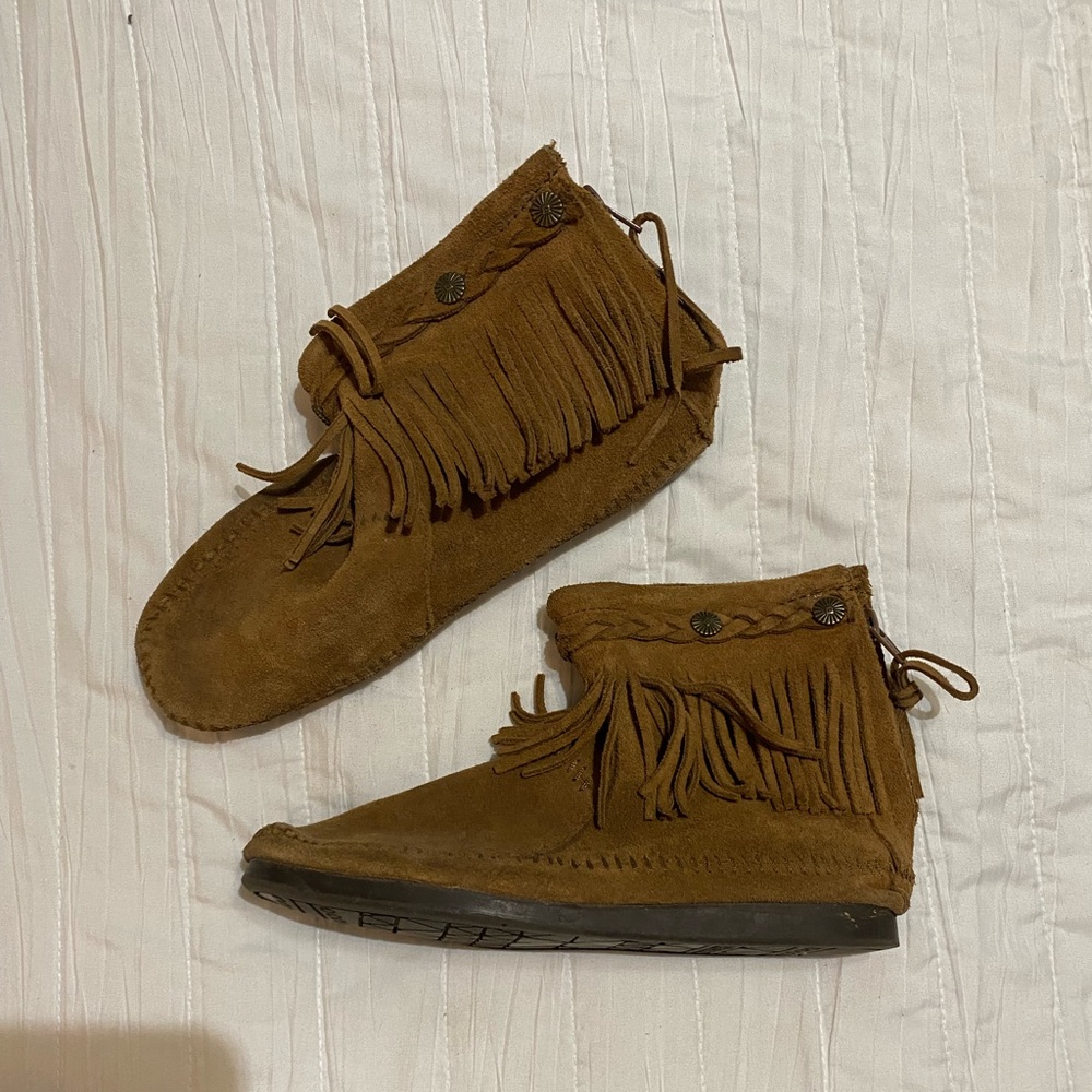 MINNETONKA Back Zip Hardsole Booties SZ 7